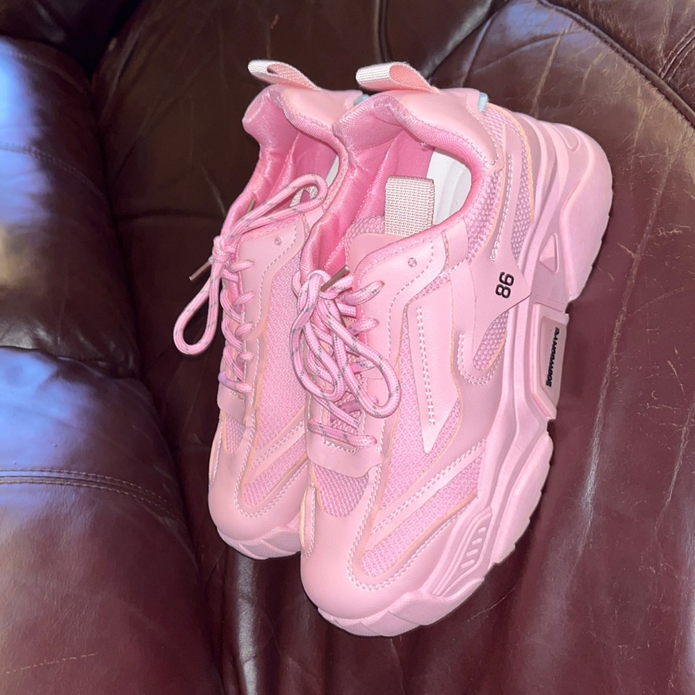 I am selling these pink shoes.